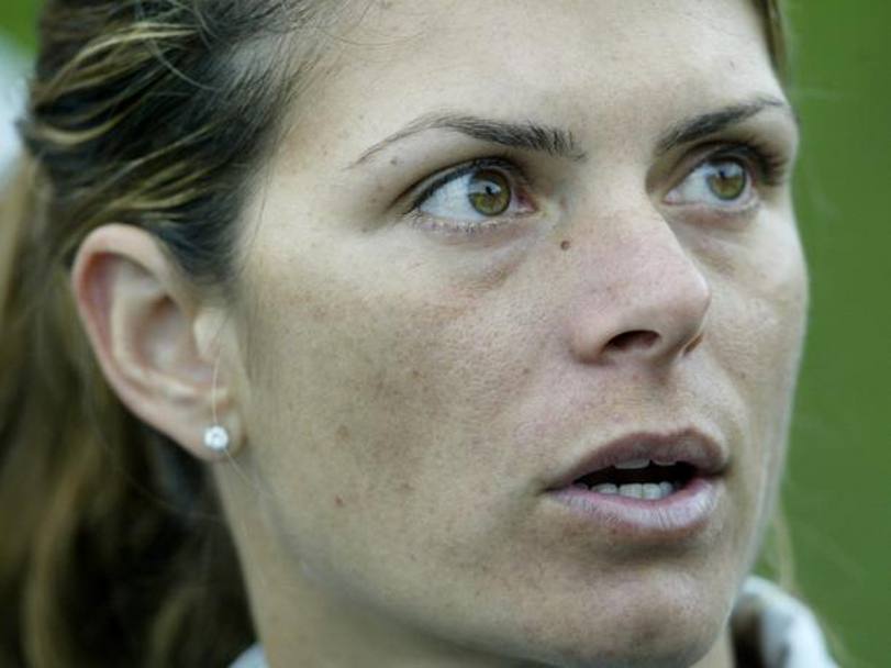 Settembre 2003, Washington DC: primo piano di Mia Hamm che risponde alle domande dei giornalisti prima dell&#39;inizio della Coppa del Mondo di calcio femminie (Reuters)